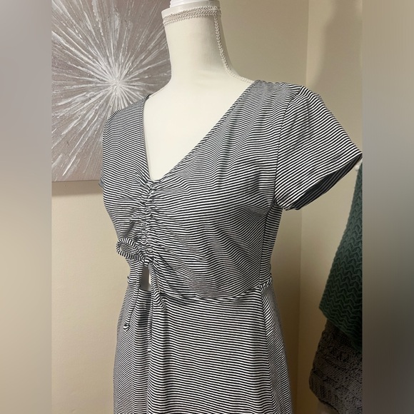 Arizona Jean Co. Short Sleeve Striped Dress with Cut-Out and Cinching - Picture 3 of 4